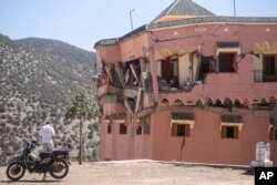 Un hotel dañado después del terremoto en la aldea de Moulay Brahim, cerca del epicentro del terremoto, en las afueras de Marrakech, Marruecos, el sábado 9 de septiembre de 2023. (Foto AP/Mosa'ab Elshamy)