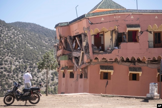 Un hotel dañado después del terremoto en la aldea de Moulay Brahim, cerca del epicentro del terremoto, en las afueras de Marrakech, Marruecos, el sábado 9 de septiembre de 2023. (Foto AP/Mosa'ab Elshamy)