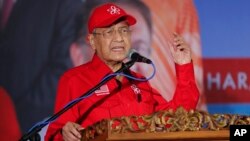 Malaysian Prime Minister Mahathir Mohamad delivers his speech during a rally for Anwar Ibrahim in Port Dickson, Malaysia, Oct. 8, 2018. 