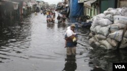 Banjir masih menggenangi kawasan permukiman warga di Muara Baru hingga hari Selasa 22/1 (foto: VOA/Andylala)