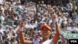 Li Na merayakan kemenangannya atas petenis Rusia Maria Sharapova dalam semifinal Perancis Terbuka di stadion Roland Garros, Paris hari Kamis (2/6).