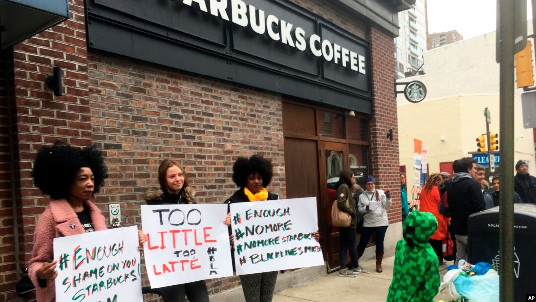 Beberapa warga melakukan unjuk rasa di luar gerai Starbucks di Philadelphia, Minggu (15/4). 