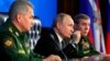 Rusya Cumhurbaşkanı Vladimir Putin, Rusya Genelkurmay Başkanı Valeri Gerasimov (sağda) ve Rusya Savunma Bakanı Sergey Şoygu (solda) Moskova'daki Ulusal Savunma Kontrol Merkezi'nde üst düzey askeri yetkililerle düzenledikleri yıllık toplantı- 24 Aralık 2019 
