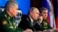 Rusya Cumhurbaşkanı Vladimir Putin, Rusya Genelkurmay Başkanı Valeri Gerasimov (sağda) ve Rusya Savunma Bakanı Sergey Şoygu (solda) Moskova'daki Ulusal Savunma Kontrol Merkezi'nde üst düzey askeri yetkililerle düzenledikleri yıllık toplantı- 24 Aralık 2019 