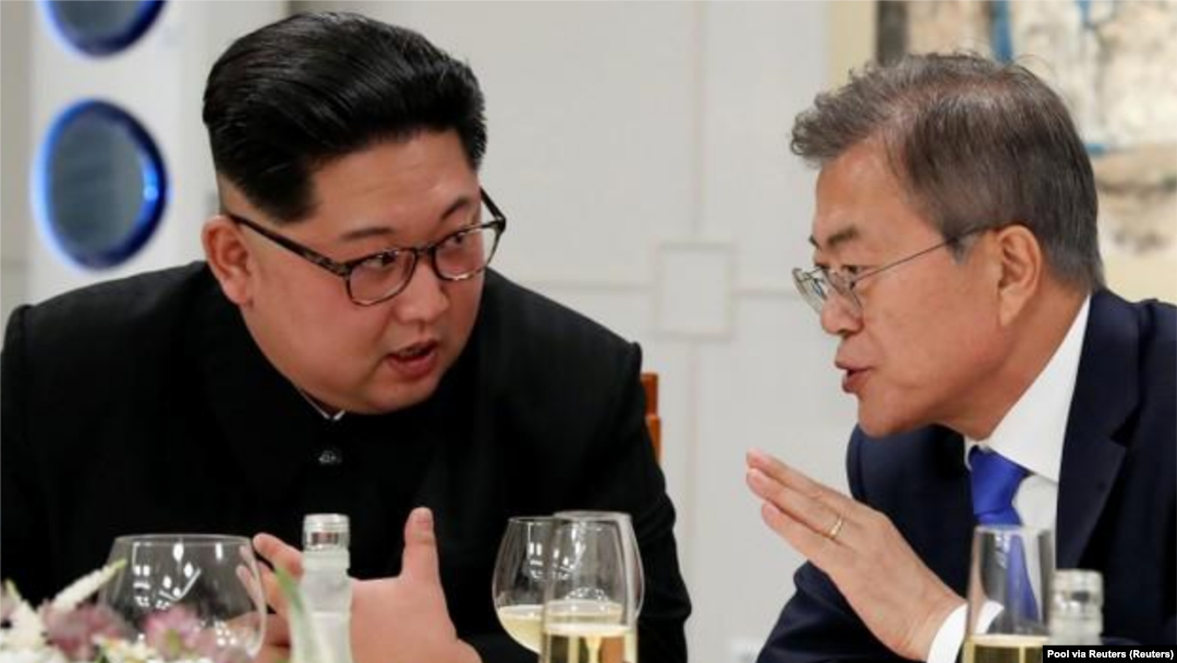 En la imagen, el presidente surcoreano, Moon Jae-in, y el líder norcoreano, Kim Jong Un, en una reunión en Panmunjom el 27 de abril de 2018. Korea Summit Press Pool/Pool via Reuters