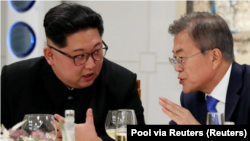 In the picture, South Korean President Moon Jae-in and North Korean leader Kim Jong Un meet at Panmunjom on April 27, 2018. Korea Summit Press Pool / Pool via Reuters