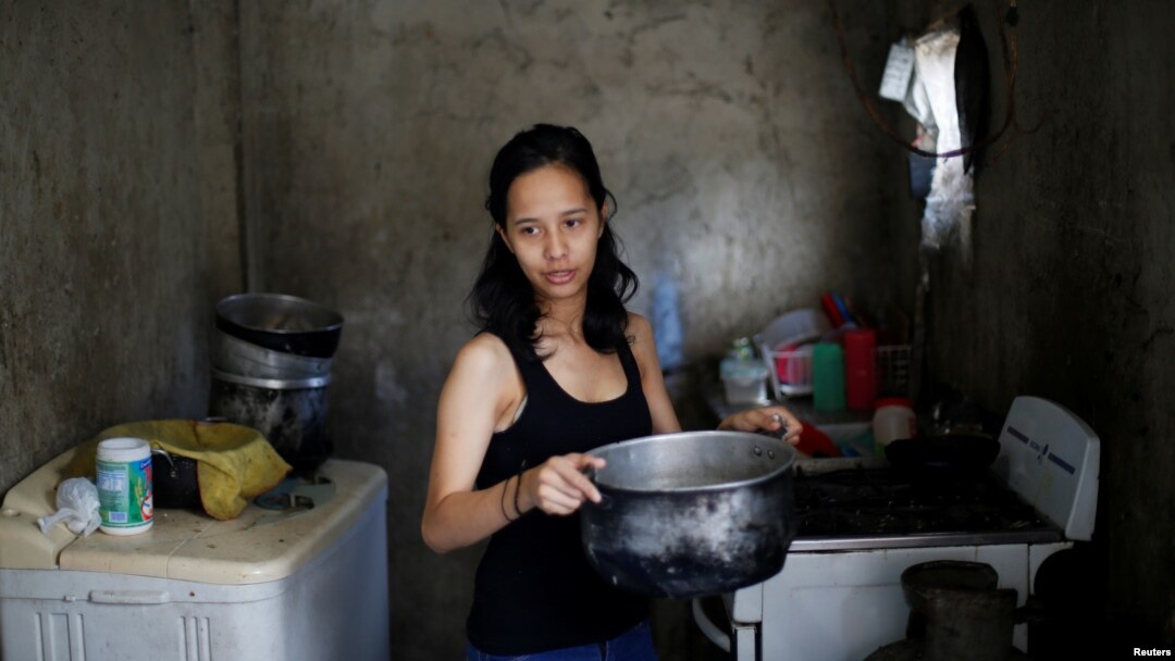 Una sequía ha afectado embalses que alimentan centrales hidroeléctricas en Venezuela, causando deficiencias en los servicios de luz y agua.