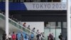 Para jurnalis berkumpul di Kompleks Multifungsi Desa Olimpiade dan Paralimpiade Tokyo 2020 selama kunjungan media di Tokyo, Minggu, 20 Juni 2021. (Foto AP / Eugene Hoshiko)
