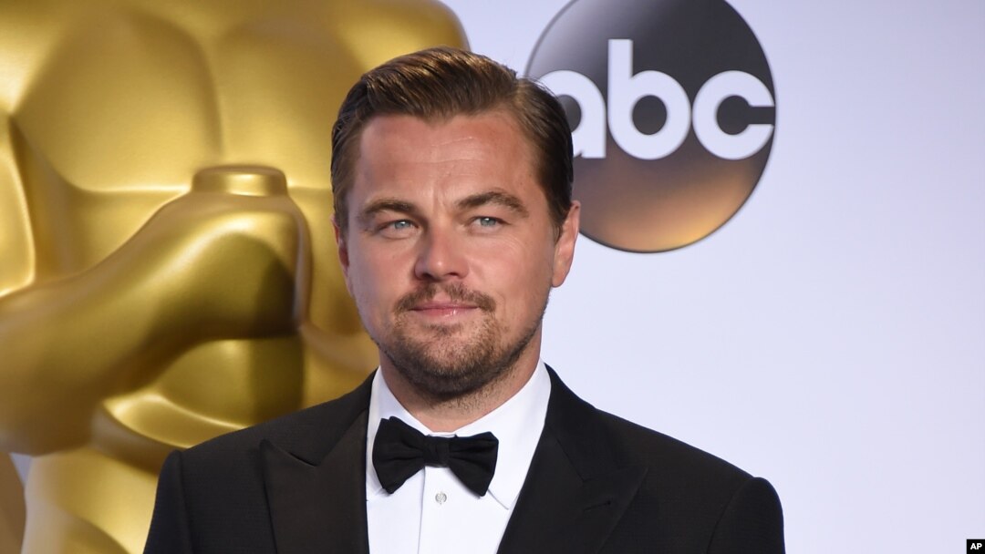 Aktor Leonardo DiCaprio setelah menerima piala Oscar 2016 (28/2).