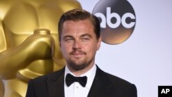 Aktor Leonardo DiCaprio setelah menerima piala Oscar 2016 (28/2).