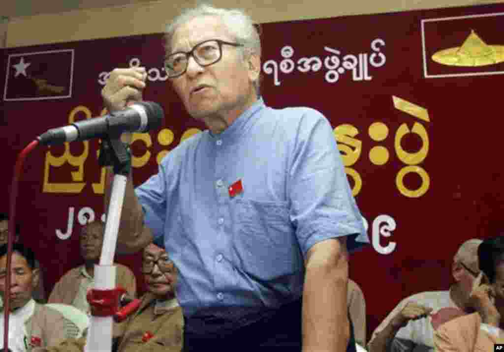 Win Tin, a Central Executive Committee member of the detained pro-democracy leader Aung San Suu Kyi's National League for Democracy Party, delivers a speech during the party's meeting at its headquarters Tuesday, April 28, 2009, in Yangon, Myanmar. (AP 