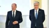 Pemimpin Kazakhstan Kassym-Jomart Tokayev (kanan) menerima kunjungan Kanselir Jerman Olaf Scholz di ibu kota Astana, Selasa (17/9). 