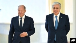 Pemimpin Kazakhstan Kassym-Jomart Tokayev (kanan) menerima kunjungan Kanselir Jerman Olaf Scholz di ibu kota Astana, Selasa (17/9). 