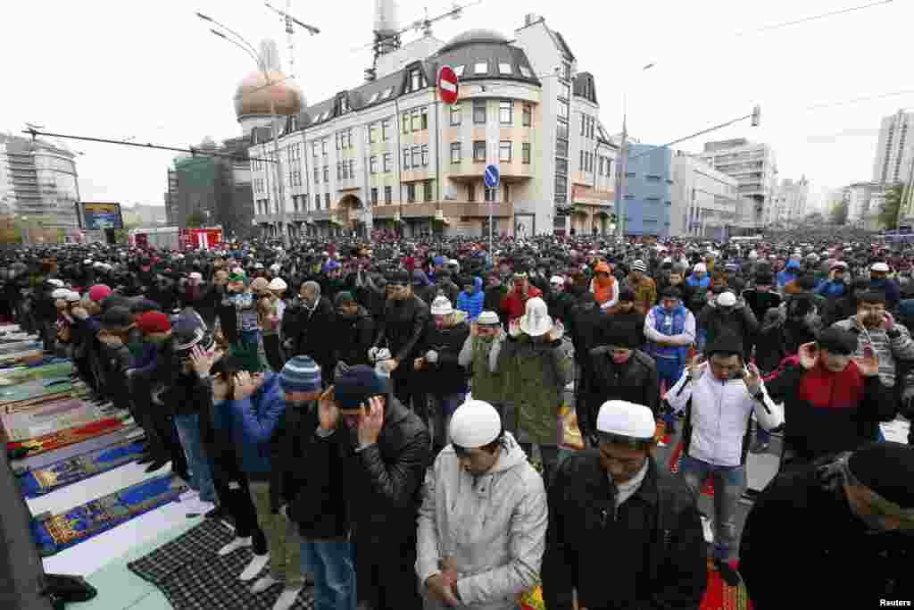 روس کے دارالحکومت ماسکو میں مسلمان&nbsp;عید کی نماز ادا کر رہے ہیں۔ &nbsp; &nbsp; 