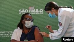 Suster Monica Calazans menerima dosis pertama vaksin Covid-19 buatan Sinovac di Hospital das Clinicas di Sao Paolo, Brazil, Minggu, 17 Januari 2021, setelah pemerintah Brazil menyetujui penggunaan darurat vaksin tersebut,