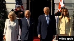 د امریکا ولسمشر ډونالډ ټرمپ د سې‌شنبې په ورځ په سپینه ماڼۍ کې د یو لړ رسمي مراسمو په ترڅ کې د بریتانیا پاچا، دریم چارلز هرکلی کوي.