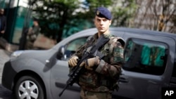 Un soldat français monte la garde après que des soldats ont été blessés par un véhicule à Levallois-Perret en France, le 9 août 2017.