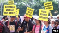 Unjuk rasa menolak pengesahan RUU Ormas di depan gedung DPR, Jakarta (25/6). (VOA/Fathiyah Wardah)