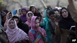 د پاکستان د شماریاتو د څانگې د یو رپورټ ترمخه تیرو لسو کالو کې پاکستان کې د با روزگاره زنانه ؤ شمیره ١٢ میلین نه زیاته شوې ده. ددې نه وړاندې دا شمیره څه د پاسه پنځه میلینه وه