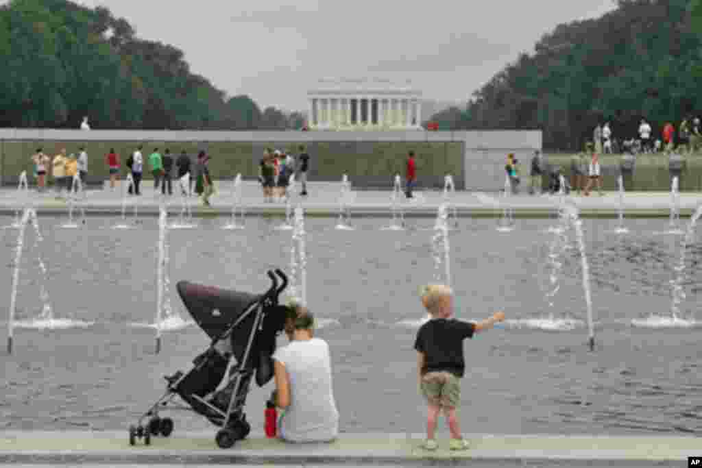 一对母子在水池旁边休息