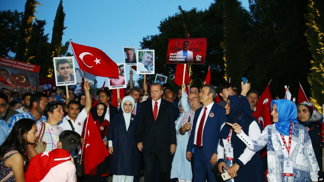 Presiden Turki, Recep Tayyip Erdogan, tengah, ditemani oleh istrinya Emine, kiri, berbaris bersama kelaurga para korban upaya kudeta yang gagal 15 Juli 2016 (foto: Presidency Press Service via AP, Pool)