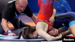 At the 2017 Women's World Wrestling Championships in Paris, France Yukako Kawai of Japan competes with Elmira Gambarova of Azerbaijan. (REUTERS/Regis Duvignau)