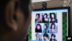 A man browses at pictures of Japanese porn star Maria Ozawa posted on a local Web site at a public Internet service in Jakarta (Sep 2009 file photo)