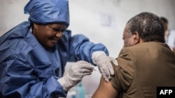 Dkt. Jean-Jacques Muyembe Tamfun akipatiwa chanjo ya Ebola mjini Goma, DRC, Nov. 22, 2019.