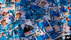 FILE —Supporters of Congolese President elect Felix Tshisekedi sell souvenirs outside his party headquarters in Kinshasa, Democratic Republic of the Congo, January 23, 2019. 