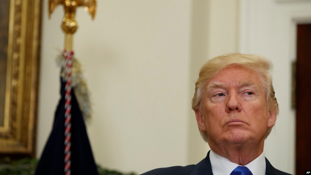 Presiden Donald Trum menyimak di Ruang Roosevelt Gedung Putih, Washington, D.C. dalam acara yang akan membeberkan undang-undang pembatasan imigrasi legal (foto: AP Photo/Evan Vucci)