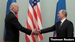 2011년, 러시아를 방문한 조 바이든 당시 미국 부통령과 블라디미르 푸틴 당시 러시아 총리가 악수를 나누고 있다. 