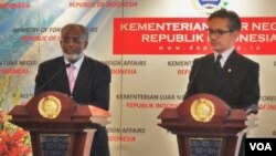 Menteri Luar Negeri Sudan, Ali Ahmed Karti (kiri) dan Menlu Marty Natalegawa mengadakan jumpa pers bersama usai pertemuan di Jakarta, Jumat siang (24/2).