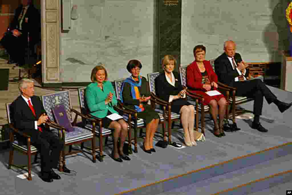 刘晓波和亲属不能前来领奖。他的诺贝尔奖章和奖状放在空椅子上