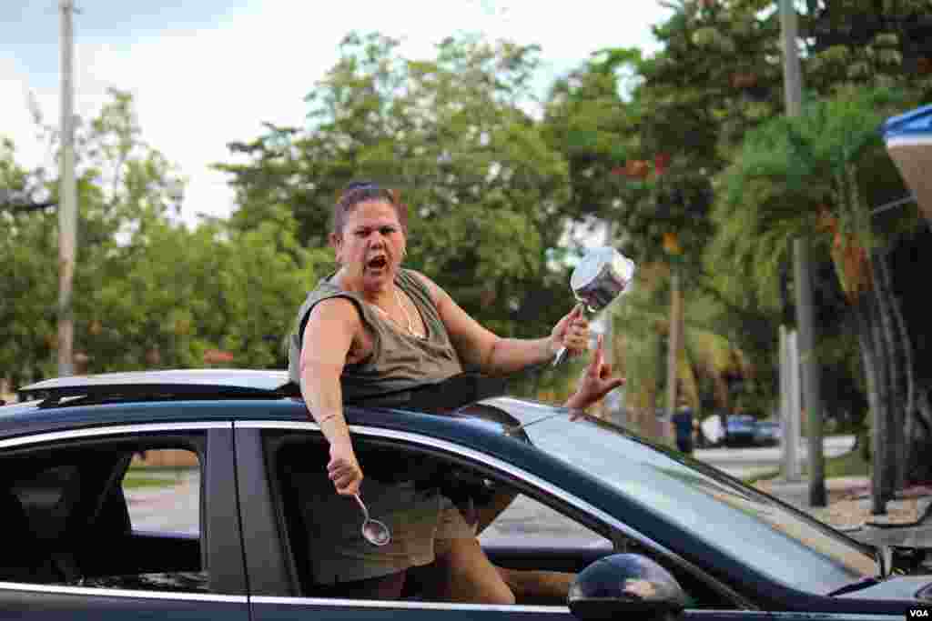 Exiliados cubanos de diferentes generaciones recorrieron la c&#233;ntrica Calle 8 en Miami, Florida, en apoyo a las protestas sucedidas el domingo 11 de julio de 2021. Foto: Luis F. Rojas, VOA.