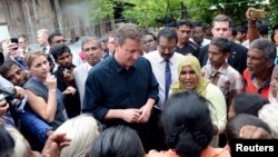 PM Inggris David Cameron (tengah) berbicara dengan warga Sri Lanka dari etnis Tamil dalam kinjungannya di kota Jaffna, Sri Lanka utara (15/11). 