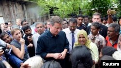 کیمرون جافنا میں تامل لوگوں سے بات کر رہے ہیں