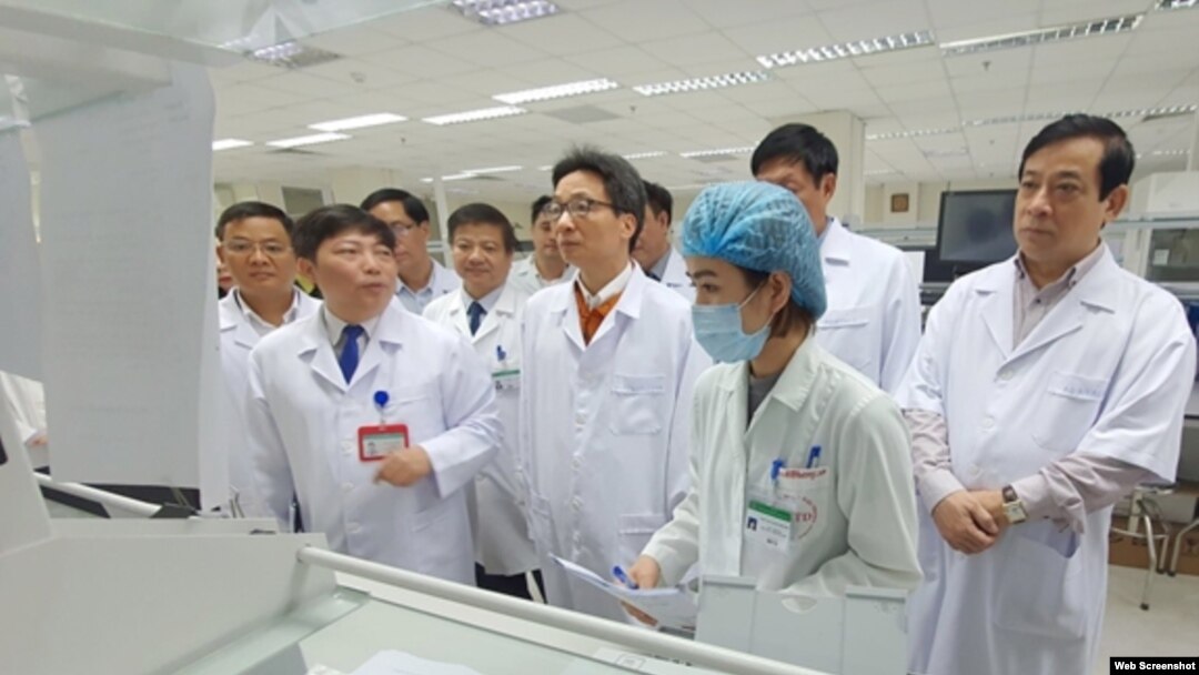 Phó thủ tướng Vũ Đức Đam kiểm tra công tác phòng, chống dịch viêm đường hô hấp cấp do virus corona. Photo QDND