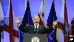 Wapres AS Joe Biden mendapat sambutan meriah saat memberikan pidato pada konvensi tahunan Kelompok Hak Sipil Tertua di AS (NAACP) di Houston, Kamis (12/7).