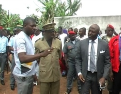 Quetong Handerson Kongeh, the most senior Cameroon government official in the Ntem Valley administrative unit that includes Kiossi, confers with local officials, in Kiossi, Cameroon, March 3, 2018. (Moki Kindzeka/VOA)