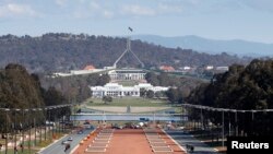 Gedung Parlemen Australia (atas) terlihat di atas gedung Parlemen yang lama (gedung berwarna putih di bawahnya) dengan latar belakang Anzac Parade di Canberra (Foto: dok).