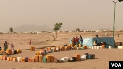 Des déplacés attendent de l'eau dans le camp de réfugiés de Minawao, dans le nord du Cameroun, le 9 février 2018. (M. Kindzeka / VOA)