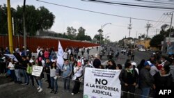 Trabajadores del Poder Judicial de la Federación participan en una protesta contra la reforma judicial propuesta por el gobierno afuera del Congreso mexicano en la Ciudad de México el 3 de septiembre de 2024.