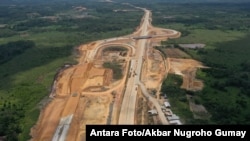 Foto udara lokasi pembangunan jalan tol Balikpapan-Samarinda di distrik Semboja, Kabupaten Kutai Kertanegara, Kalimantan Timur, 28 Agustus 2019. (Foto: Antara)