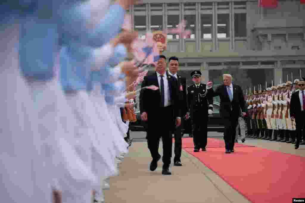 在北京首都国际机场，特朗普总统在走向“空军一号”专机准备启程返回美国之际，向欢送他的人群致意。(2026年5月15日)