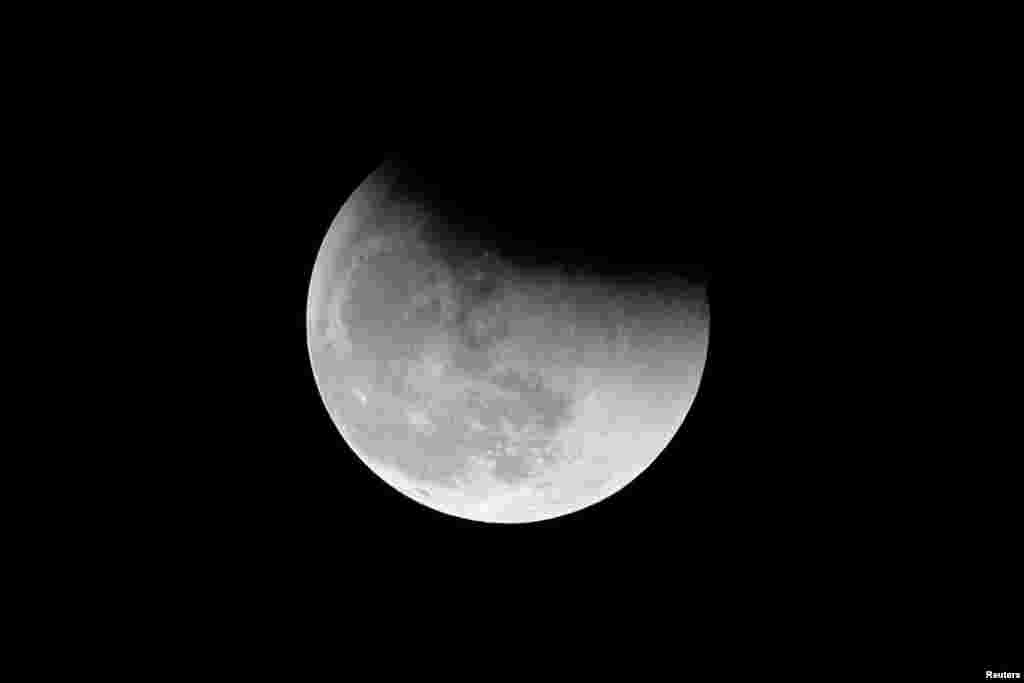 Aynı zamanda aya en yakın noktasında olacak Mars da çıplak gözle görülebilecek. (Arşiv:Çin Pekin&#39;de ay tutulması)