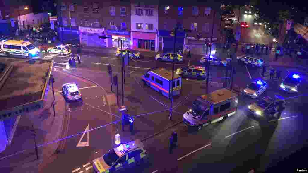 Les services d'urgences sur place&nbsp;dans le quartier du parc Finsbury, dans le nord de Londres,le 19 juin 2017.