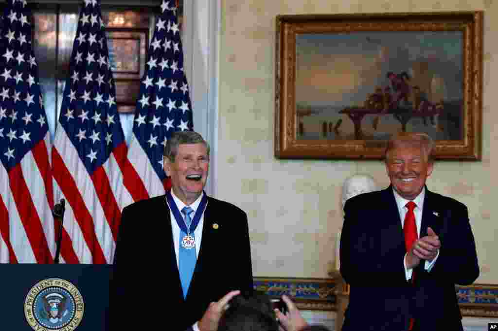 پرزیدنت ترامپ روز جمعه سوم مرداد ماه و در مراسمی در کاخ سفید، ‌از &#171;جیم رایان&#187; قهرمان سابق رشته دو و نماینده سابق ایالت کانزاس در مجلس نمایندگان آمریکا قدردانی کرد و مدال آزادی ریاست جمهوری را به او اعطا کرد.