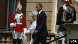 El presidente Obama recibió los honores y la bienvenida de la reina Isabel a su arribo al Palacio de Buckingham.