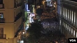 Ribuan demonstran di Puerta del Sol, Madrid memprotes buruknya kondisi perekonomian Spanyol (20/5).