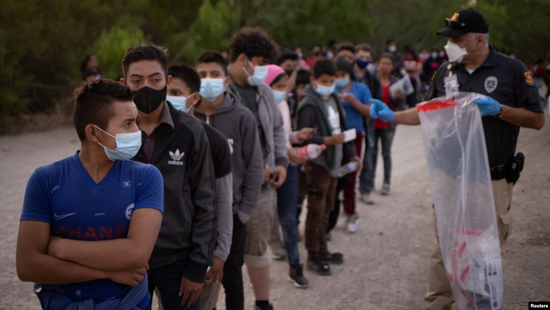 Anak-anak migran tanpa pendamping antre untuk pengajuan suaka di dinas imigrasi AS di kota Penitas, Texas (26/3). Lebih dari 18.000 anak tanpa pendamping berada di dalam tahanan imigrasi AS.